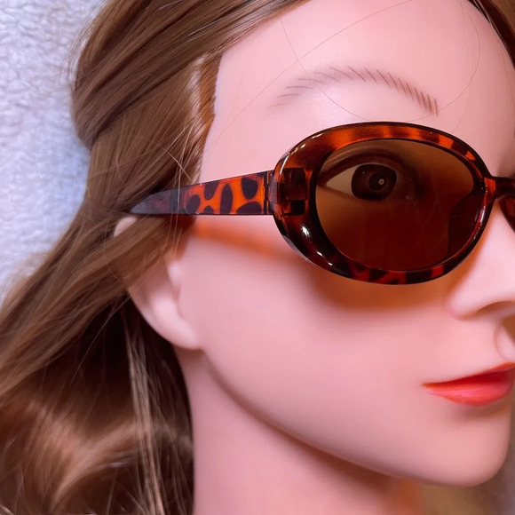 Brown Oversized Retro Sunglasses - Picture 3 of 3